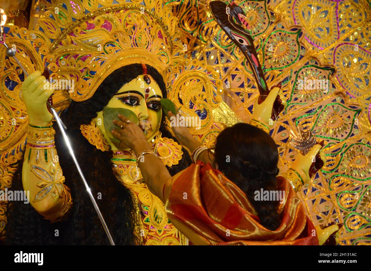 Kolkata, Inde.15 octobre 2021.Une femme hindoue effectuant un rituel à l'intérieur d'une puja pandal le dernier jour du festival de Durga Puja ou le jour de Vijaya Dashami à Kolkata.(Photo de Suraranjan Nandi/Pacific Press) crédit: Pacific Press Media production Corp./Alay Live News Banque D'Images