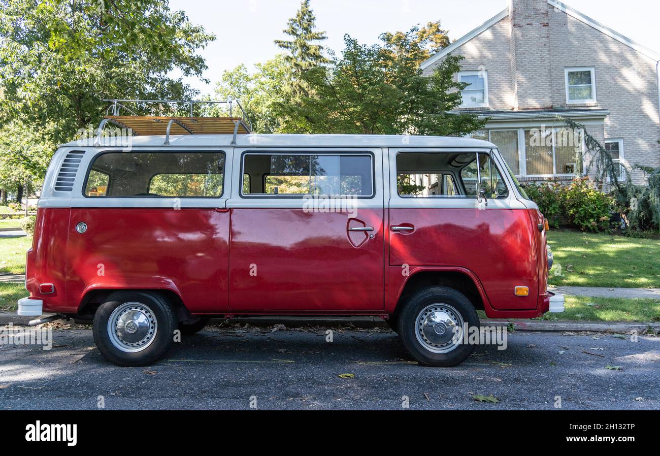 Fourgonnette Volkswagen rouge vif restaurée garée sur la rue de banlieue Banque D'Images