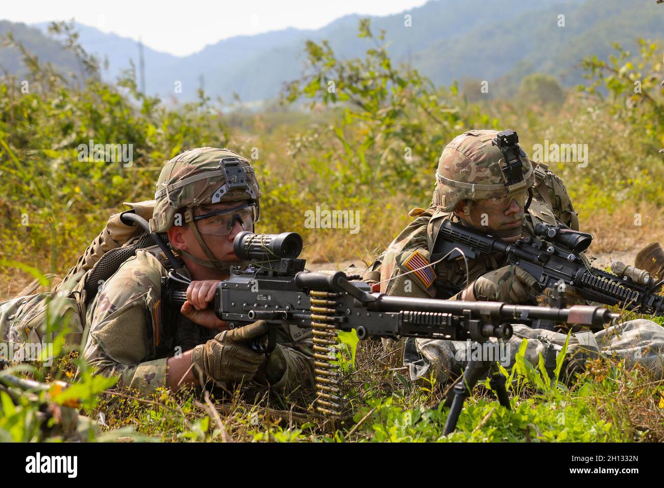Des soldats de la 3e équipe de combat de la Brigade blindée, 1re Division blindée participent à l'entraînement de la grève des Bulldogs guerriers. Banque D'Images Des soldats de la 3e équipe de combat de la Brigade blindée, 1re Division blindée participent à l'entraînement de la grève des Bulldogs guerriers. Banque D'Images