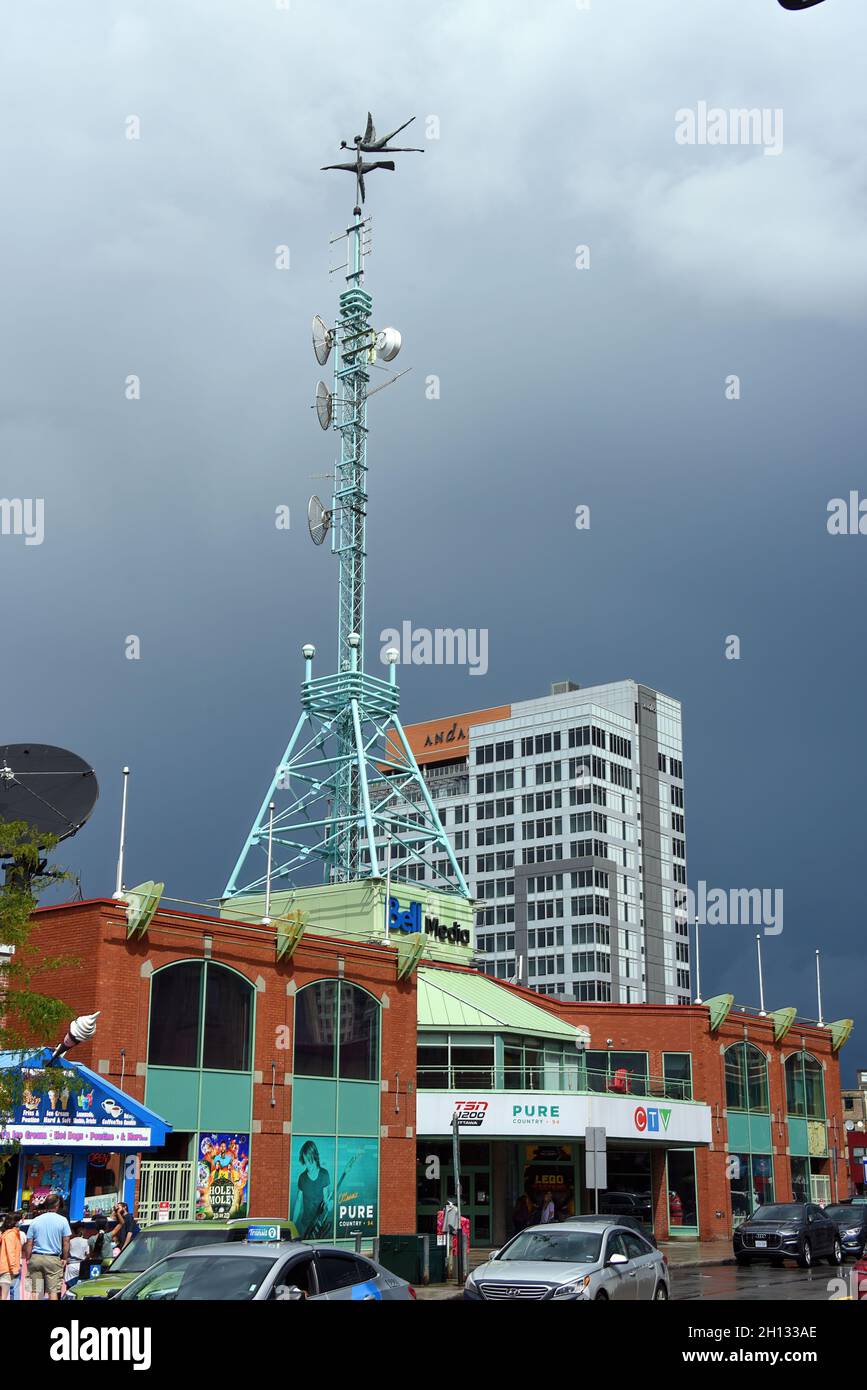 Ottawa, Canada - le 6 septembre 2021 : immeuble abritant CJOH, une station de télévision détenue par CTV qui diffuse depuis 1961, et Andaz Hotel in the B Banque D'Images