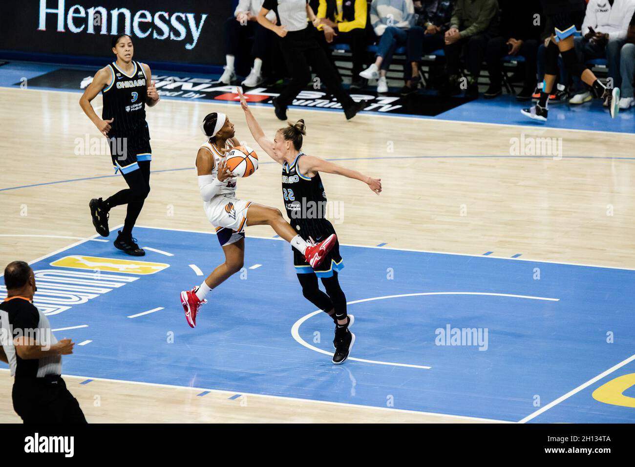 Chicago, États-Unis.15 octobre 2021.Shey Peddy #5 Phoenix Mercury en action pendant le match de finale 3 le 15 octobre 2021 à Wintrust Arena crédit: SPP Sport Press photo./Alamy Live News Banque D'Images