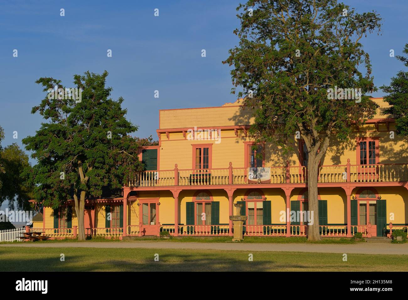 Un coucher de soleil lumineux au Plaza Hall à côté de la mission historique, San Juan Bautista CA Banque D'Images