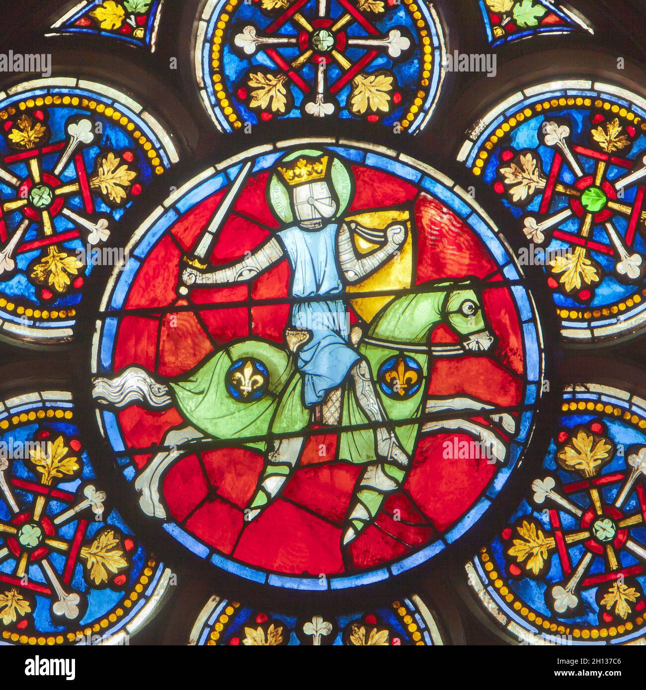 FRANCE.PARIS (75) CATHÉDRALE NOTRE DAME.LA CHAPELLE DE SAINT-GEORGES, AUJOURD'HUI LA CHAPELLE DU SAINT-SACREMENT.CE MÉDAILLON DE VITRAIL, FAIT DANS LE N Banque D'Images