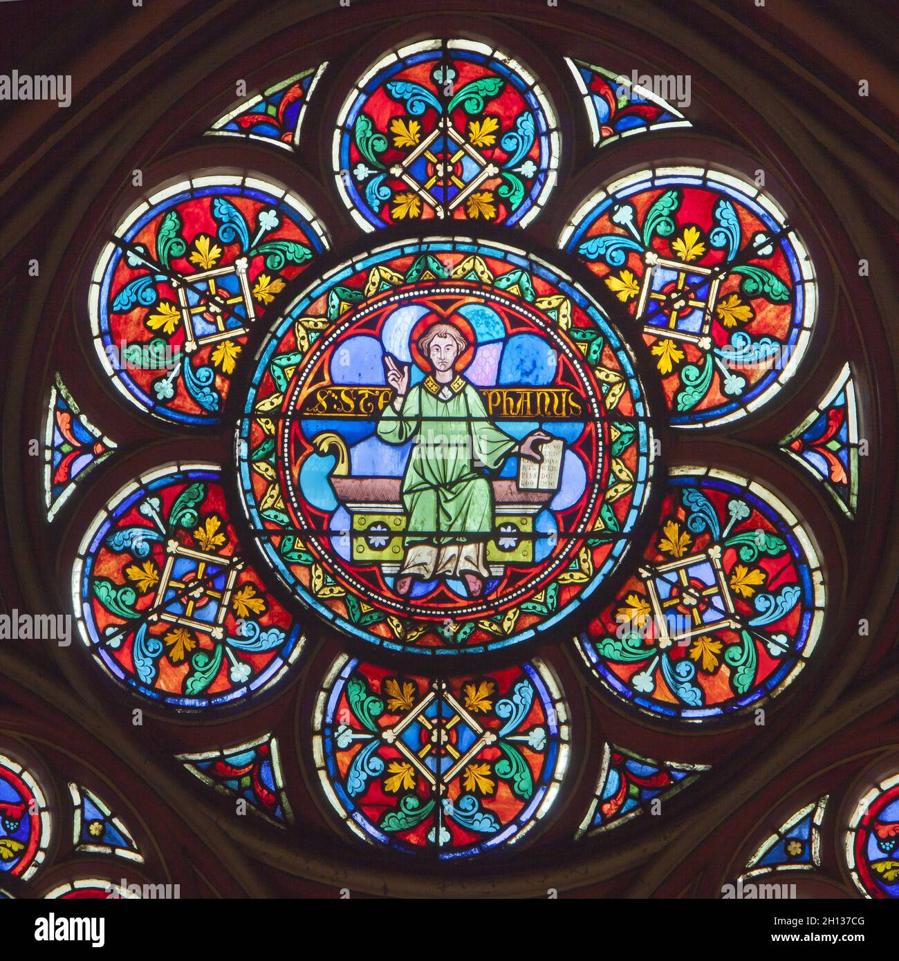FRANCE.PARIS (75) CATHÉDRALE NOTRE DAME.LA CHAPELLE DE SAINT-GEORGES, AUJOURD'HUI LA CHAPELLE DU SAINT-SACREMENT.CE MÉDAILLON DE VITRAIL, FAIT DANS LE N Banque D'Images