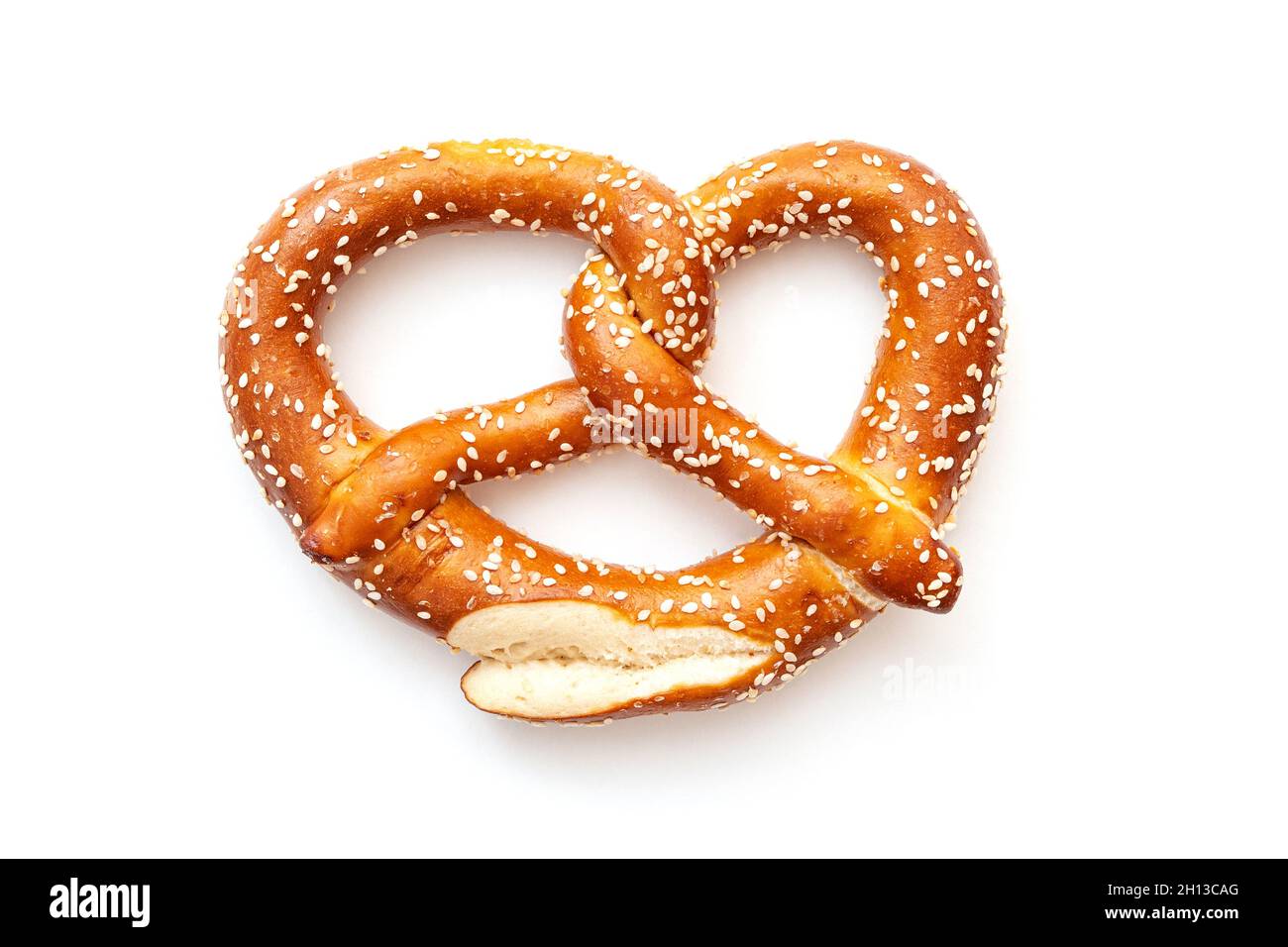 Bretzel naturel fait main isolé sur blanc.Bretzel bavarois traditionnel pour l'Oktoberfest et en-cas pour la bière, vue de dessus Banque D'Images