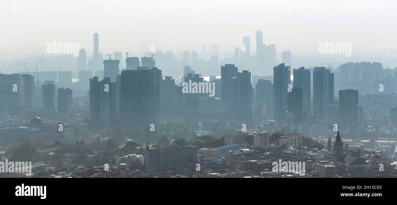 Grande photo panoramique de Séoul avec gratte-ciel en construction le matin.Pollution de l'air, mauvaise ecologia sur Séoul en Corée du Sud. Banque D'Images