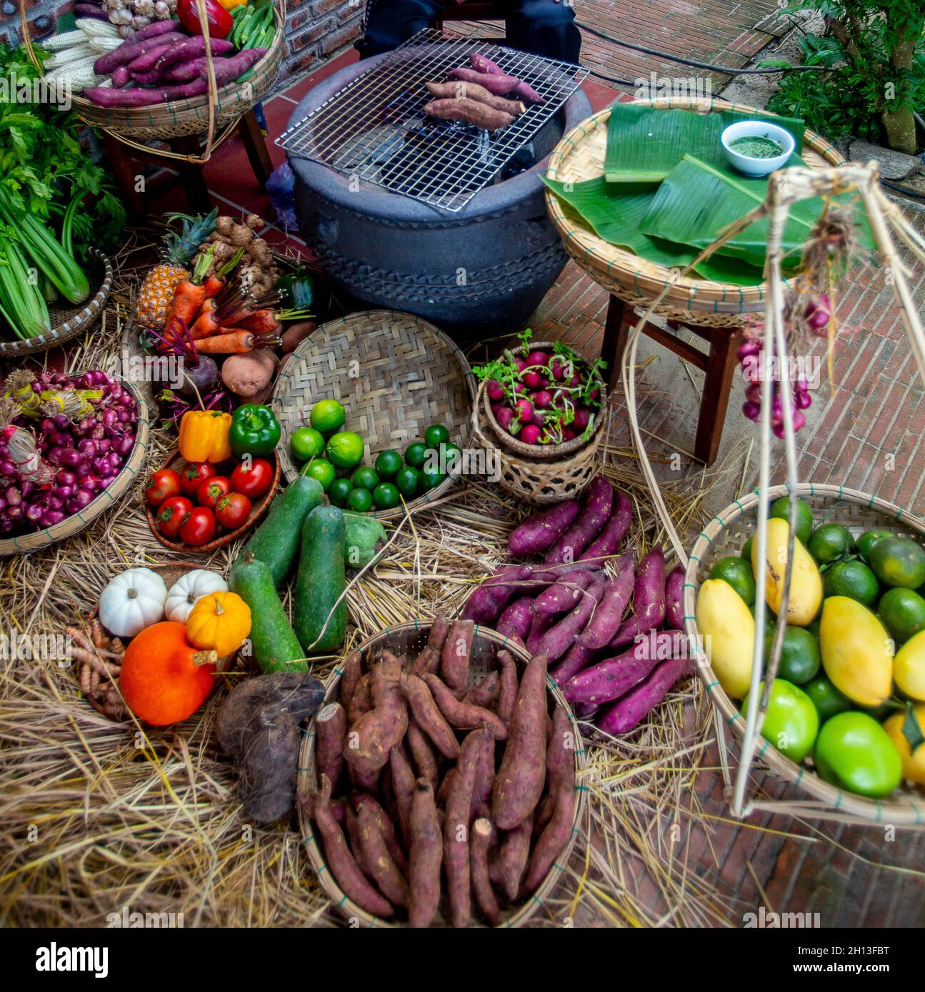 Une belle exposition de légumes frais pour un groupe touristique. Banque D'Images