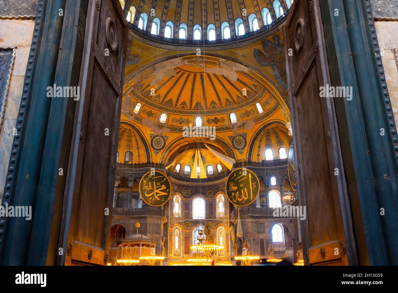 Istanbul Turquie - 10.6.2021: Intérieur de la mosquée Sainte-Sophie à Istanbul.Ramadan, iftar, lalat al qadr, photo de fond islamique. Banque D'Images