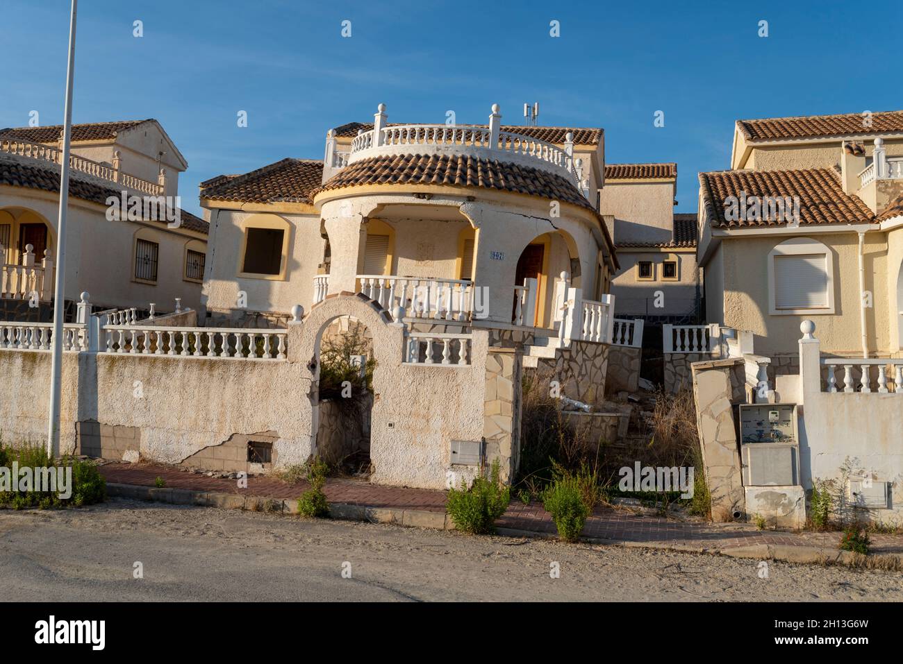 Villa espagnole à Camposol, Espagne, endommagée par la subsidence.Maison, maison fissurée et tombant en raison de fondations pauvres.Région côtière de Costa Calida Banque D'Images