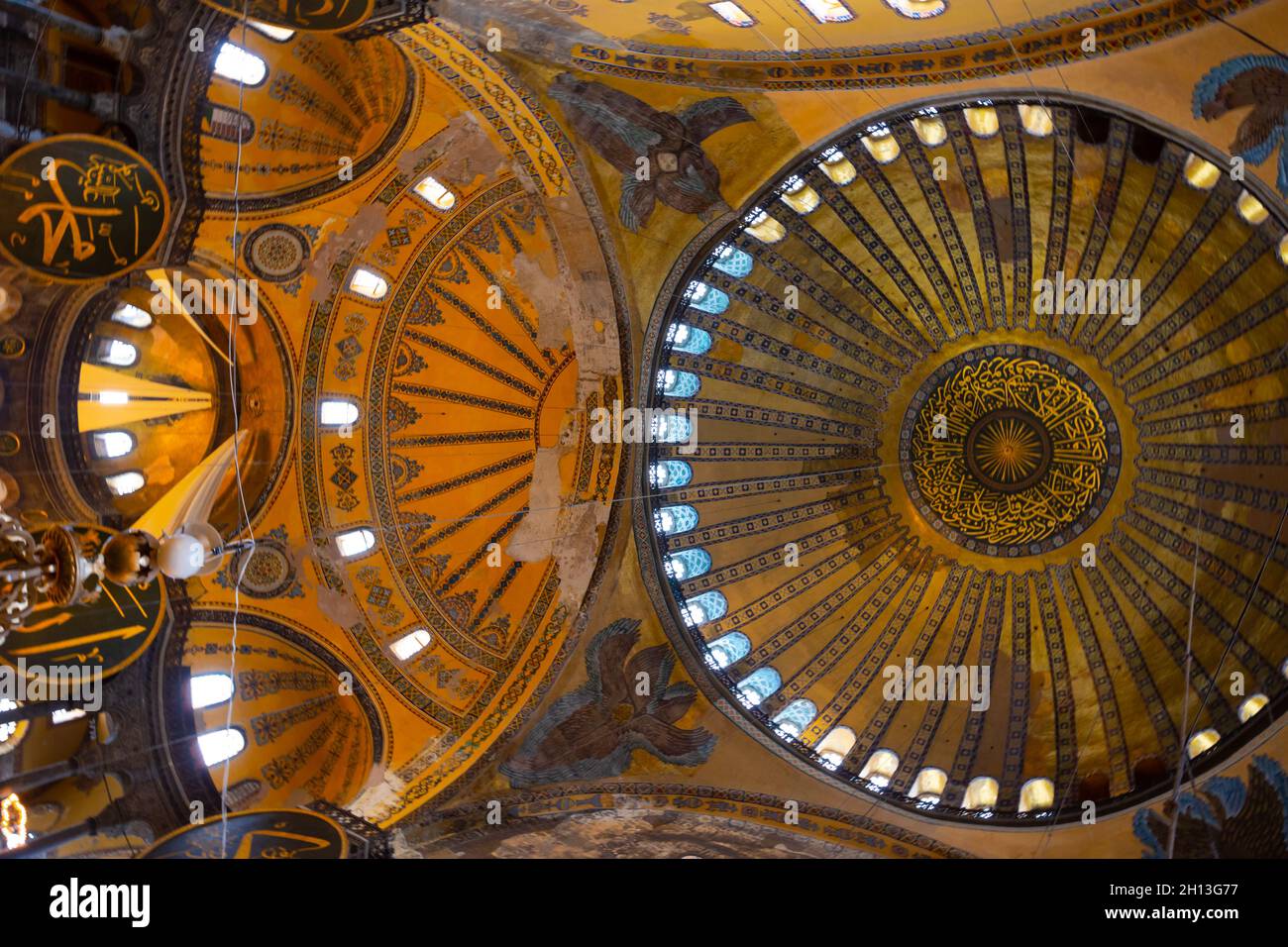 Istanbul Turquie - 10.6.2021: Intérieur de la mosquée Sainte-Sophie à Istanbul.Ramadan, iftar, lalat al qadr, photo de fond islamique. Banque D'Images