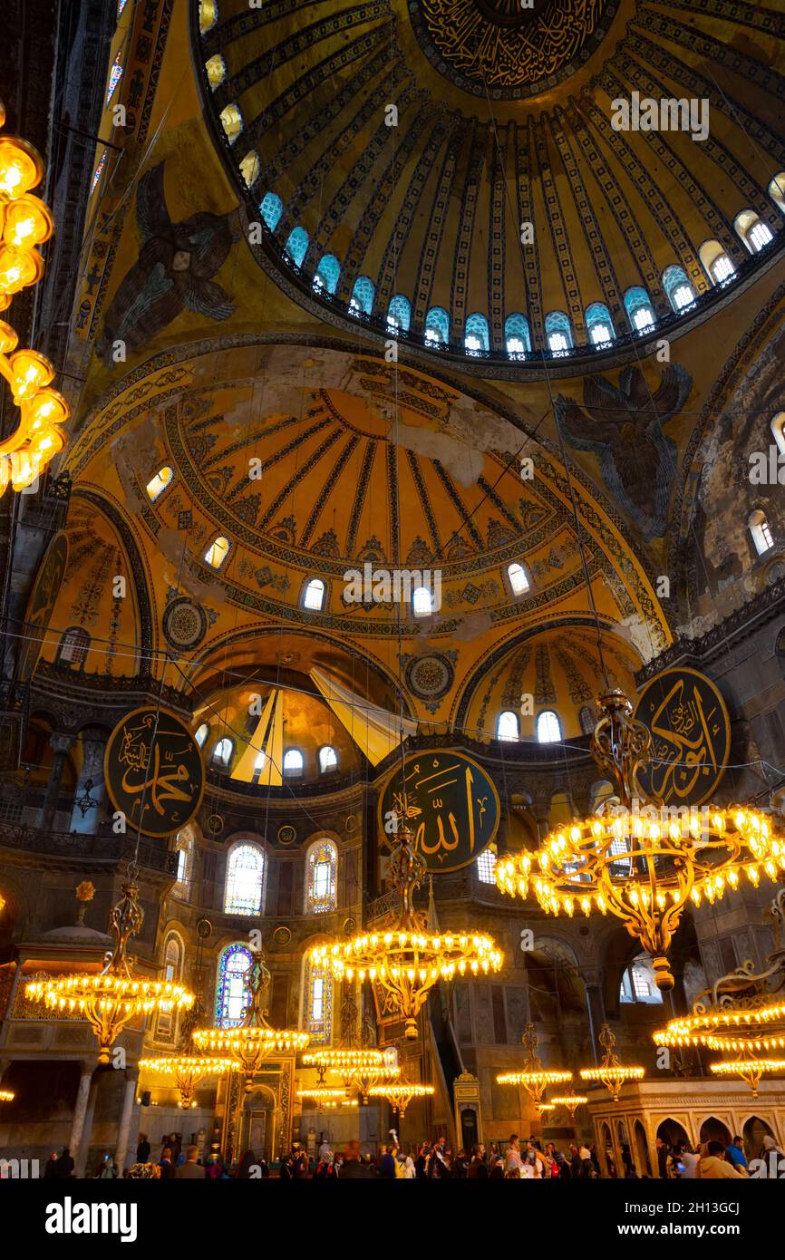 Istanbul Turquie - 10.6.2021: Intérieur de la mosquée Sainte-Sophie à Istanbul.Ramadan, iftar, lalat al qadr, photo de fond islamique. Banque D'Images