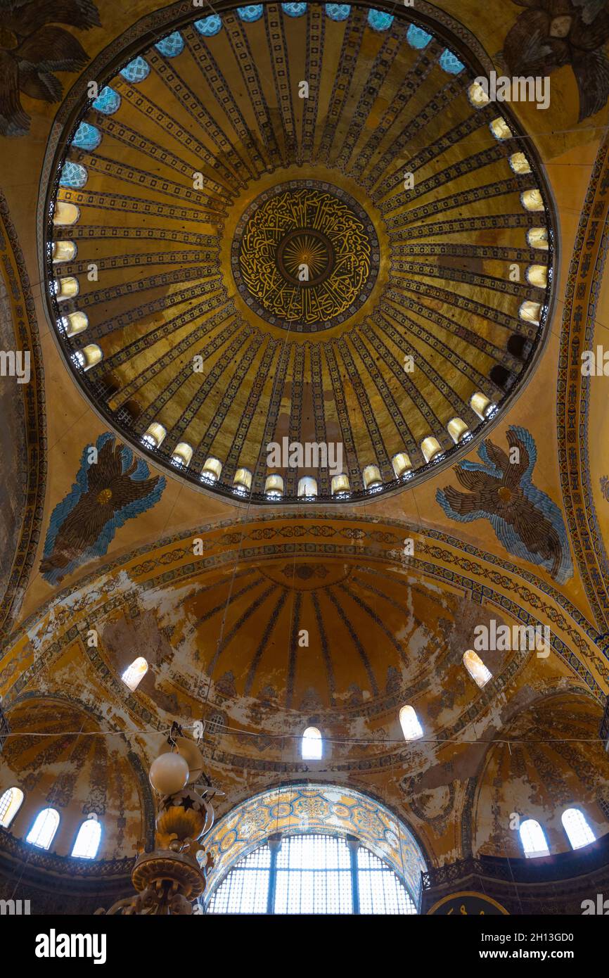Istanbul Turquie - 10.6.2021: Intérieur de la mosquée Sainte-Sophie à Istanbul.Ramadan, iftar, lalat al qadr, photo de fond islamique. Banque D'Images
