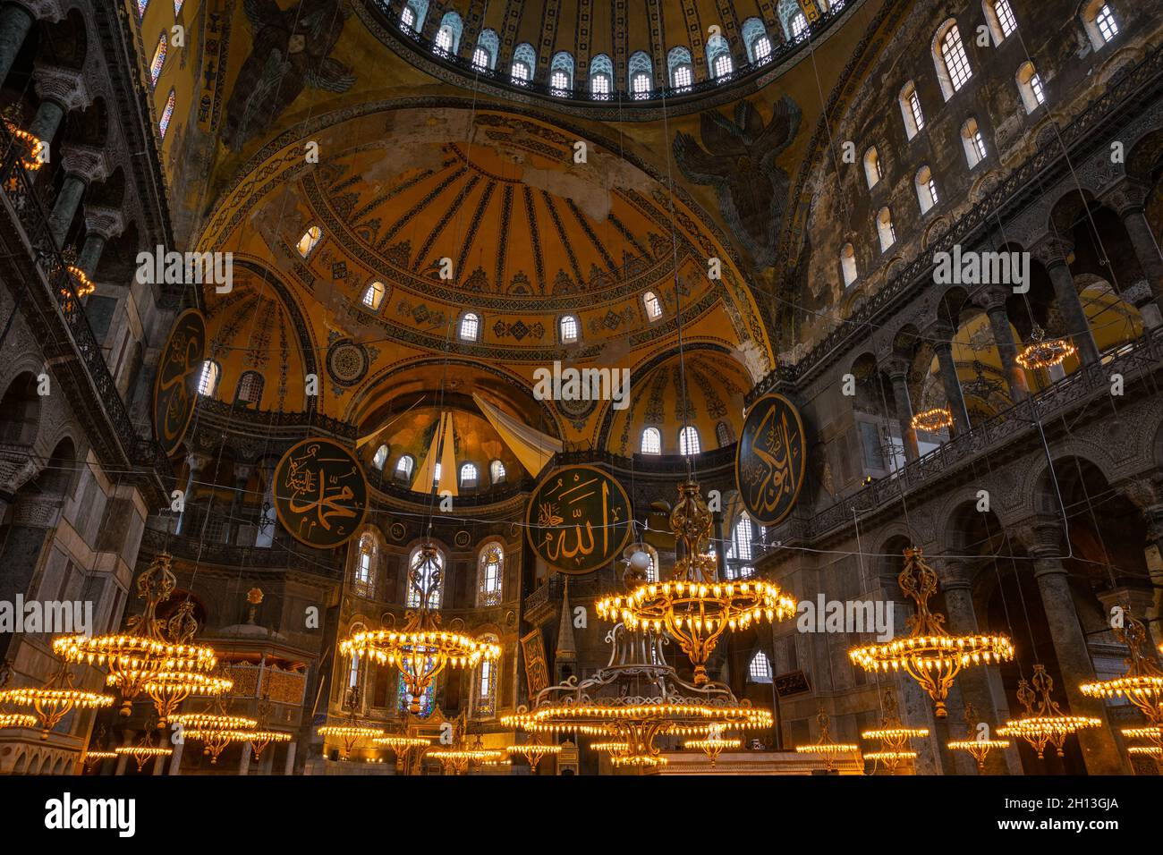 Istanbul Turquie - 10.6.2021: Intérieur de la mosquée Sainte-Sophie à Istanbul.Ramadan, iftar, lalat al qadr, photo de fond islamique. Banque D'Images