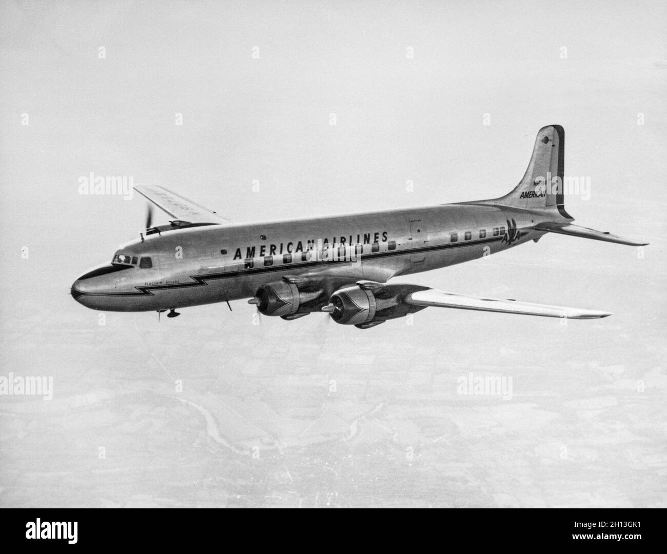 Photographie aérienne vintage, prise en 1949, d'un avion de ligne American Airlines Douglas DC-6, N90744. Banque D'Images