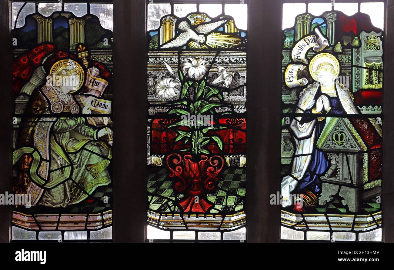 Vitraux près du studio Kempe représentant l'Annonciation à la Vierge Marie, église St George, Clyst St George, Devon Banque D'Images