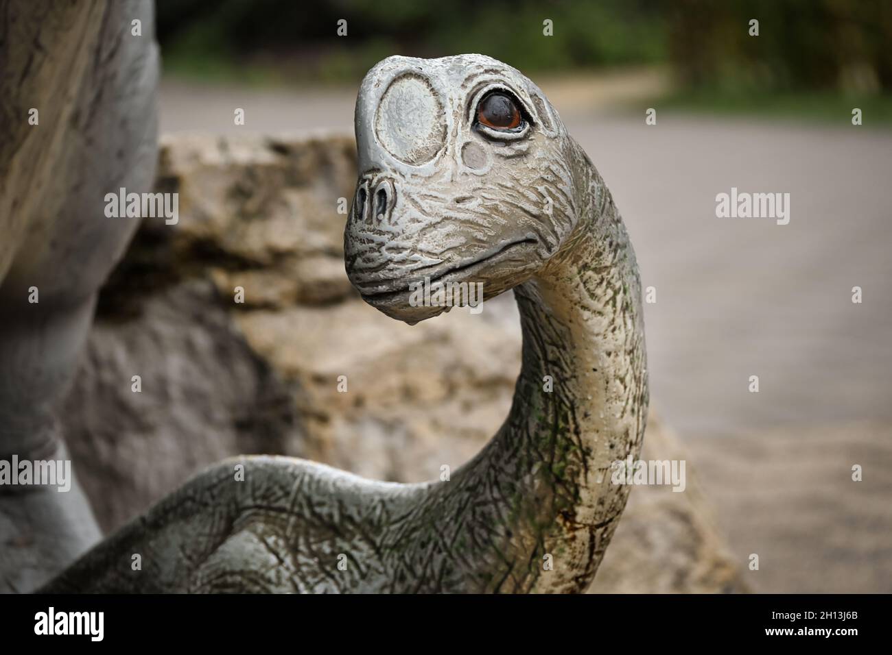 Sculpture de bébé dinosaure devant le Musée d'Histoire naturelle de l'État à Braunschweig, Allemagne.Musée scientifique de zoologie, fondé en 1754. Banque D'Images