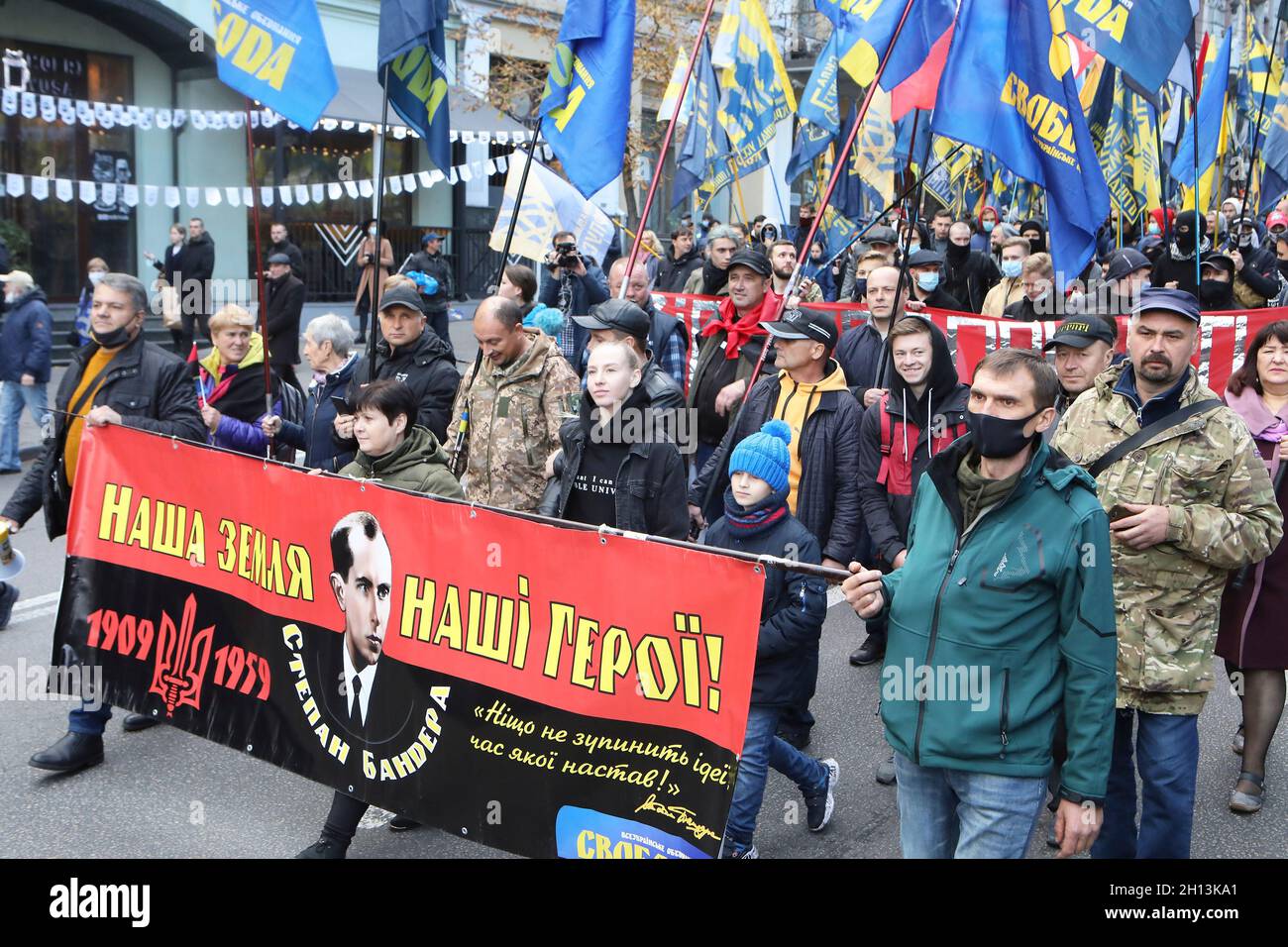 Non exclusif: KIEV, UKRAINE - 14 OCTOBRE 2021 - les participants à une marche festive le jour des défenseurs et des défendères de l'Ukraine portent des drapeaux et Banque D'Images