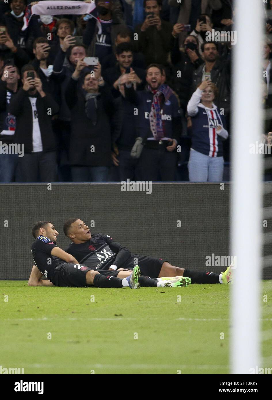 Paris, France.15 octobre 2021.Kylian Mbappe de PSG célèbre son but gagnant avec Achraf Hakimi lors du championnat français Ligue 1 de football entre Paris Saint-Germain (PSG) et SCO Angers le 15 octobre 2021 au stade du Parc des Princes à Paris, France - photo : Jean Catuffe/DPPI/LiveMedia crédit : Agence photo indépendante/Alay Live News Banque D'Images
