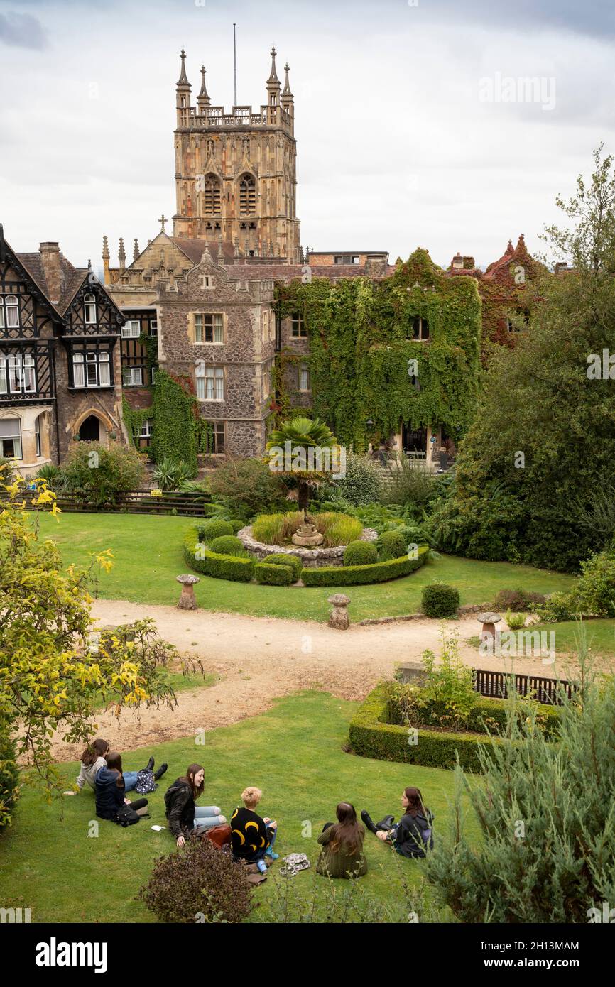 Royaume-Uni, Angleterre, Worcestershire, Great Malvern, Église du Prieuré,Et le jardin de l'hôtel Abbey Banque D'Images