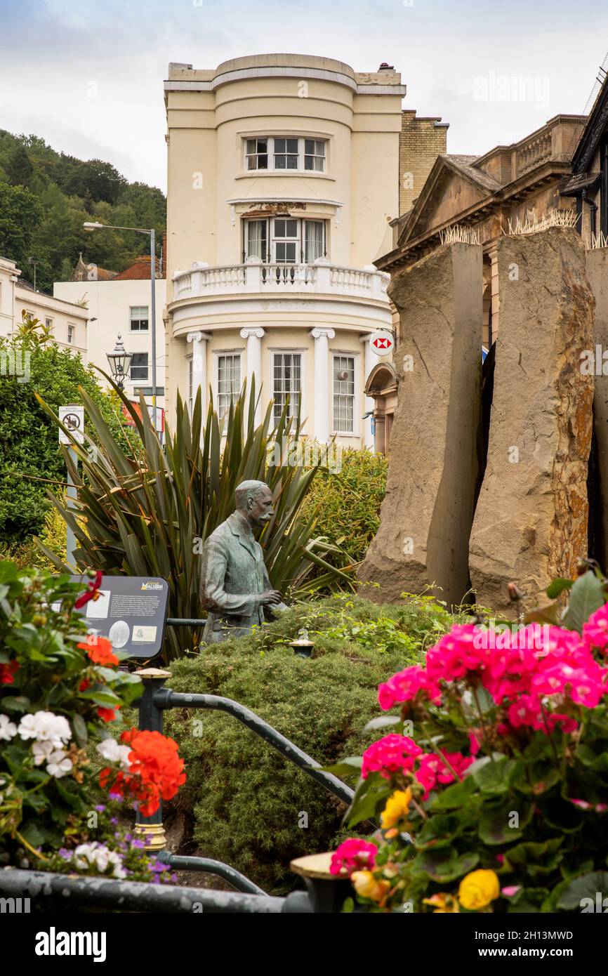 Royaume-Uni, Angleterre, Worcestershire, Great Malvern, Belle vue Gardens,Statue Edward Elgar du sculpteur Rose Garrard et fontaine Enigma Banque D'Images