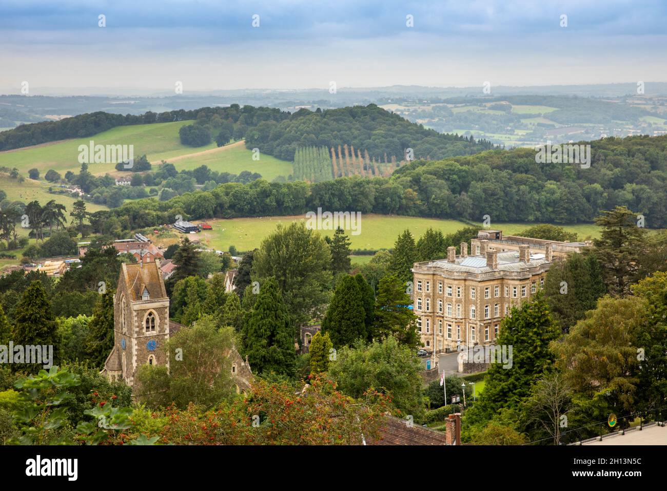 Royaume-Uni, Angleterre, Worcestershire, West Malvern, vue en hauteur vers l'ouest sur Elim College depuis le chemin jusqu'à Sugarloaf Hill Banque D'Images