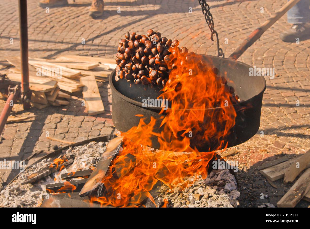 Chesnut rôti, caldarroste italien, sautez sur les flammes à la foire Marrone Chestnut à Cuneo, Piémont, Italie Banque D'Images