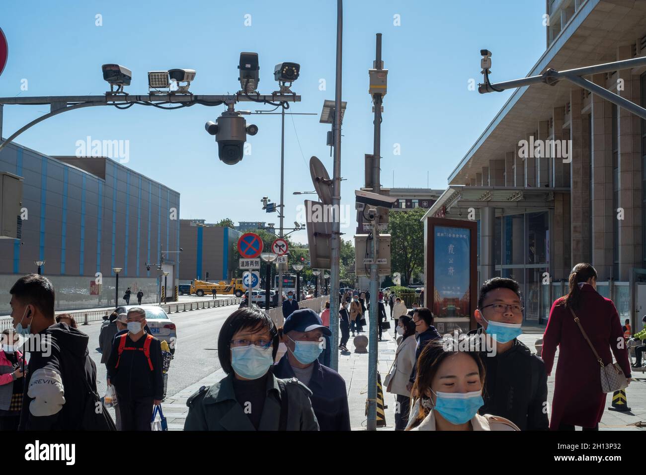 Des piétons marchent sous les caméras de vidéosurveillance dans la rue Wangfujing à Beijing, en Chine.16 octobre 2021 Banque D'Images
