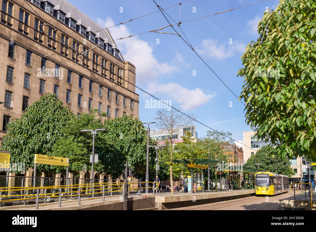 Arrêt de tramway sur la place Saint-Pierre dans le centre-ville de Manchester. Banque D'Images