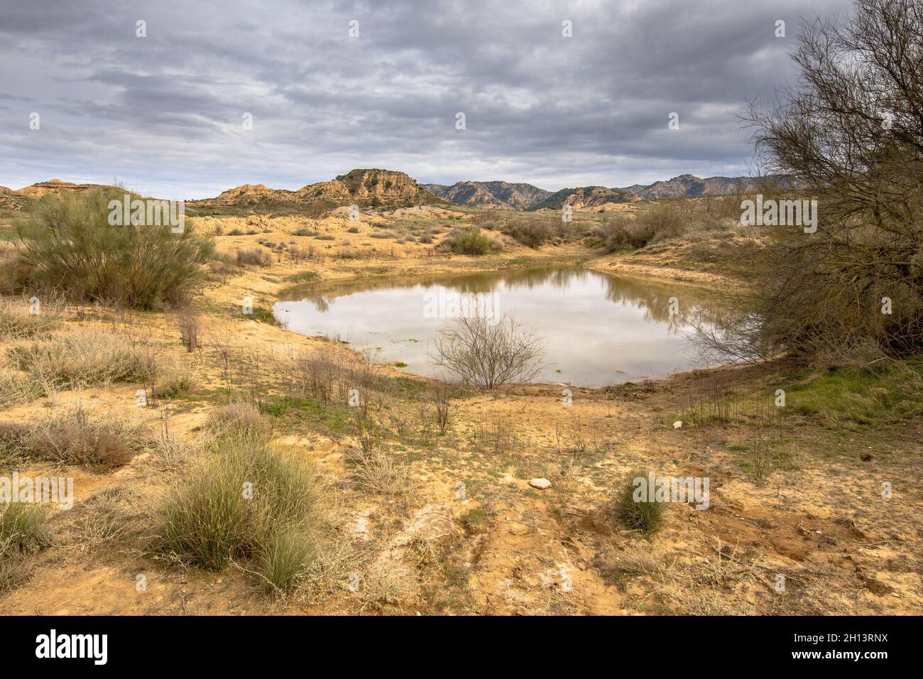 Réservoir d'eau dans le paysage aride de Castejon de Monegros dans les montagnes d'Alcubierre, Aragon, Espagne Banque D'Images