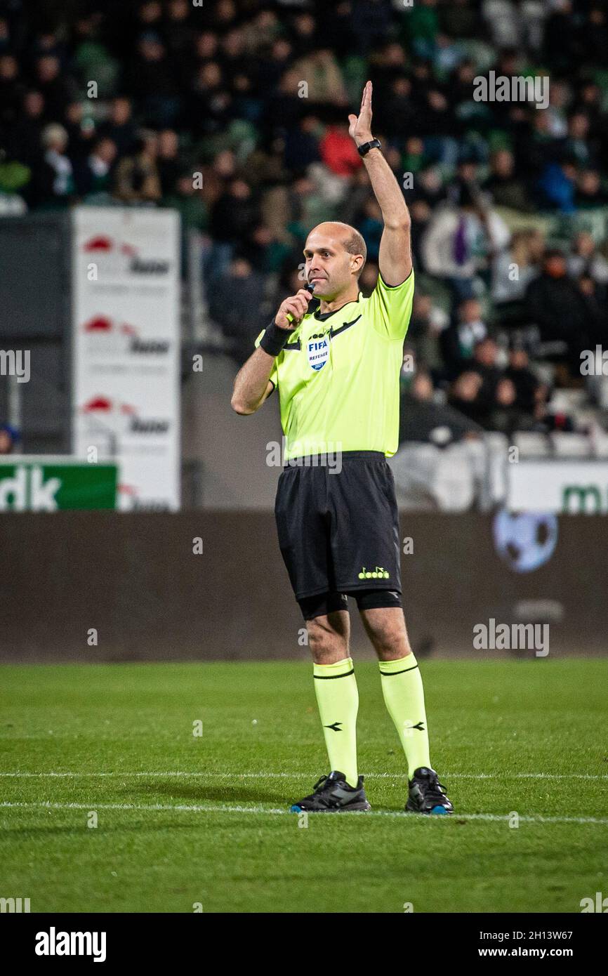 Viborg, Danemark.15 octobre 2021.Arbitre Peter Kjaersgaard vu pendant le 3F Superliga match entre Viborg FF et Silkeborg IF à l'Energy Viborg Arena à Viborg.(Crédit photo : Gonzales photo/Alamy Live News Banque D'Images