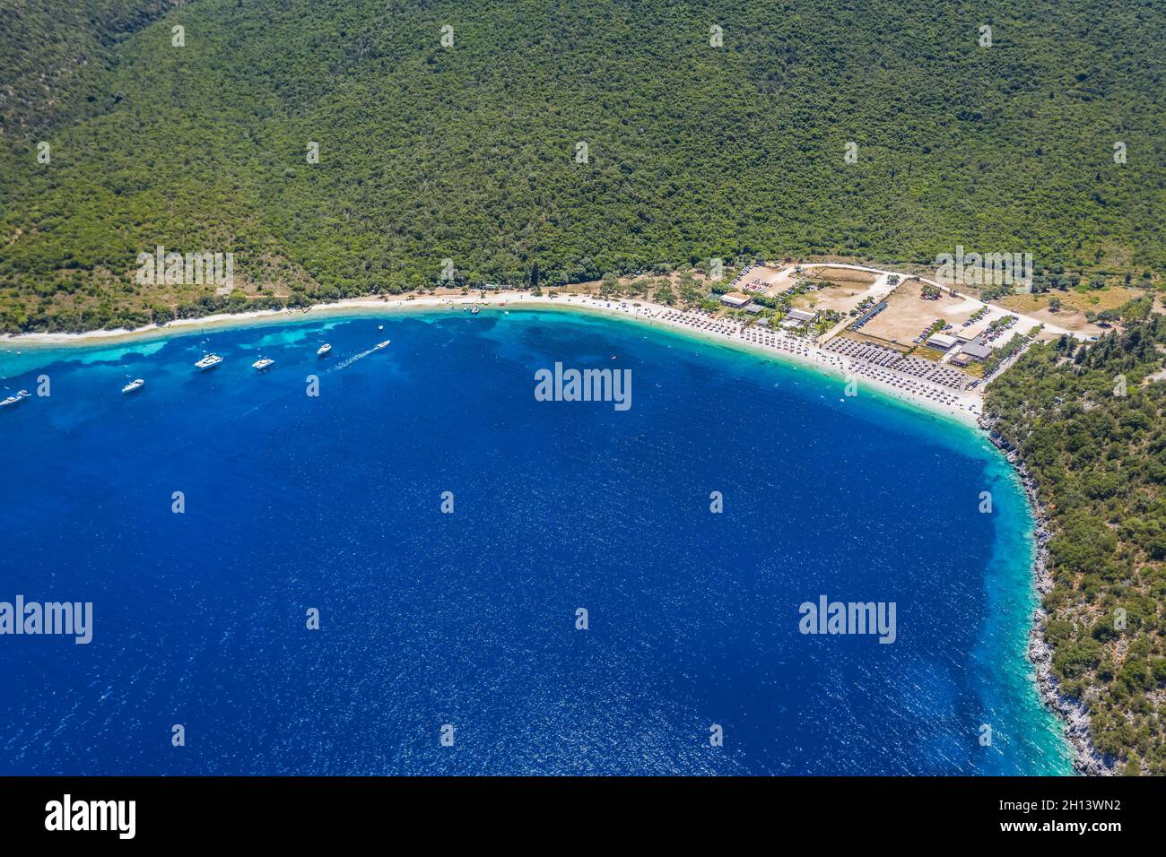 Vue aérienne de la plage ensoleillée d'Antisamos sur l'île de Kefalonia, mer Ionienne en été, Grèce. Concept de vacances de voyage Banque D'Images