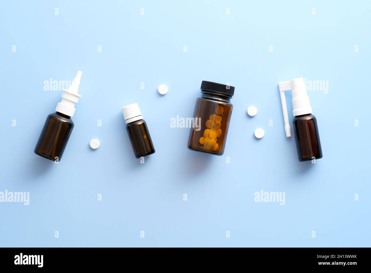 Composition médicale de la couche plate.Traitements médicamenteux contre la grippe.Spray nosal, pilules, gouttes Banque D'Images