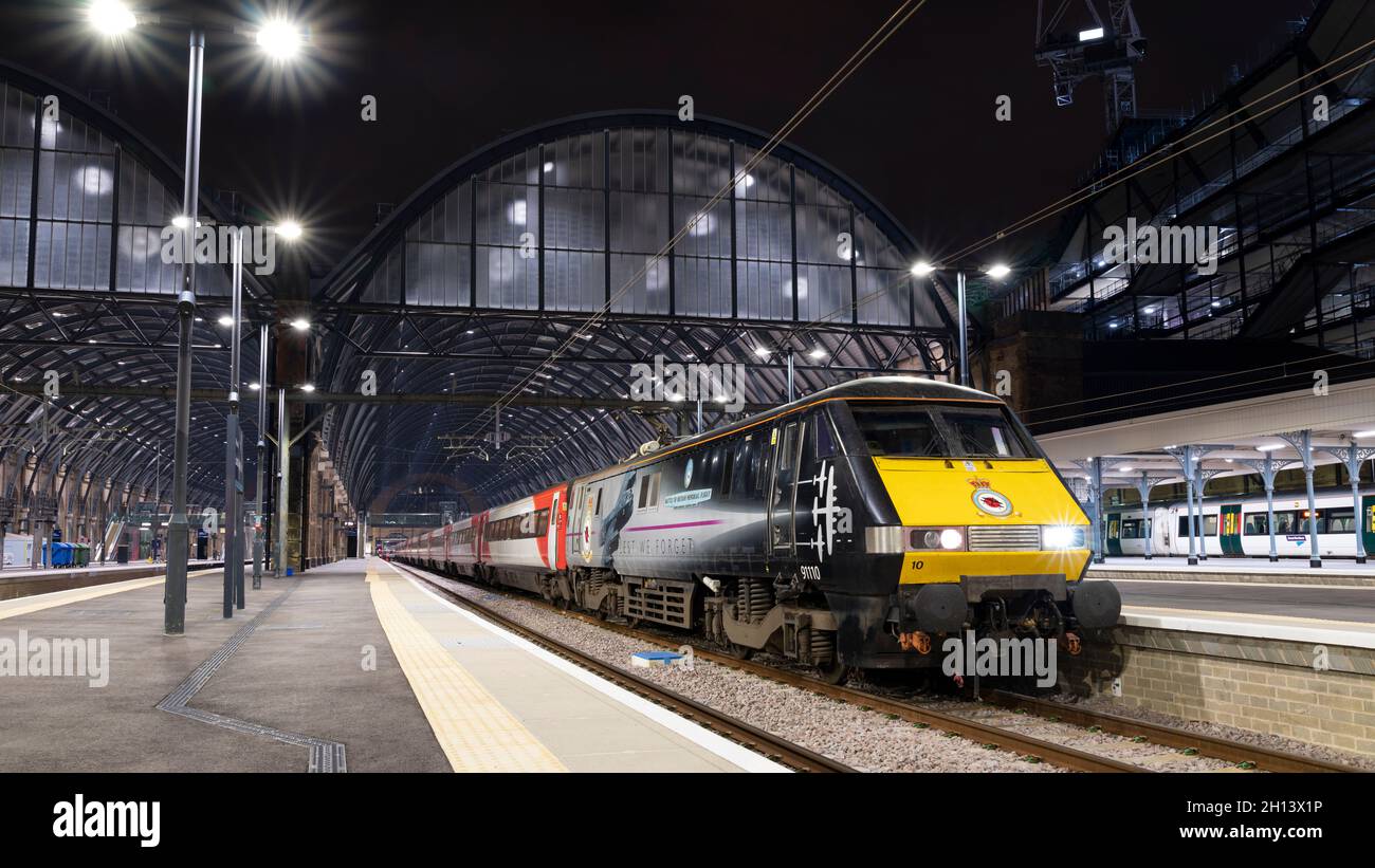 GARE DE KING'S CROSS, LONDRES, ROYAUME-UNI.15 octobre 2021.LNER Class 91 91110 Battle of Britain Memorial Flight se prépare à quitter la Croix du Roi à Leeds. Banque D'Images