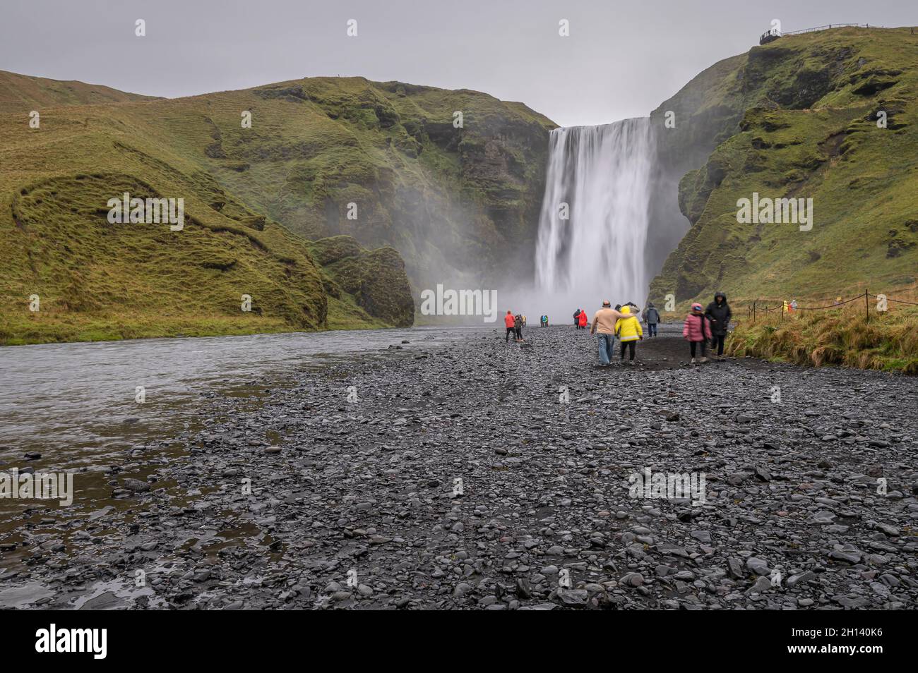 Cascade de Skógar et touristes en Islande Banque D'Images