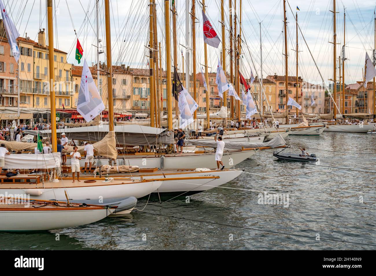 Le célèbre village de Saint-Tropez lors de la prestigieuse voile les voiles, Côte d'Azur, France Banque D'Images
