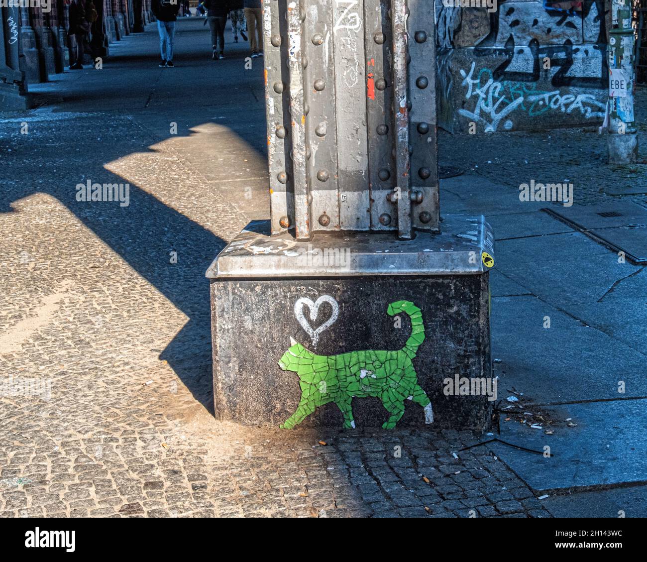 Art urbain, petit chat et coeur sur la colonne de l'Oberbaumbrücke, Falckensteinstraße, Kreuzberg, Berlin Banque D'Images