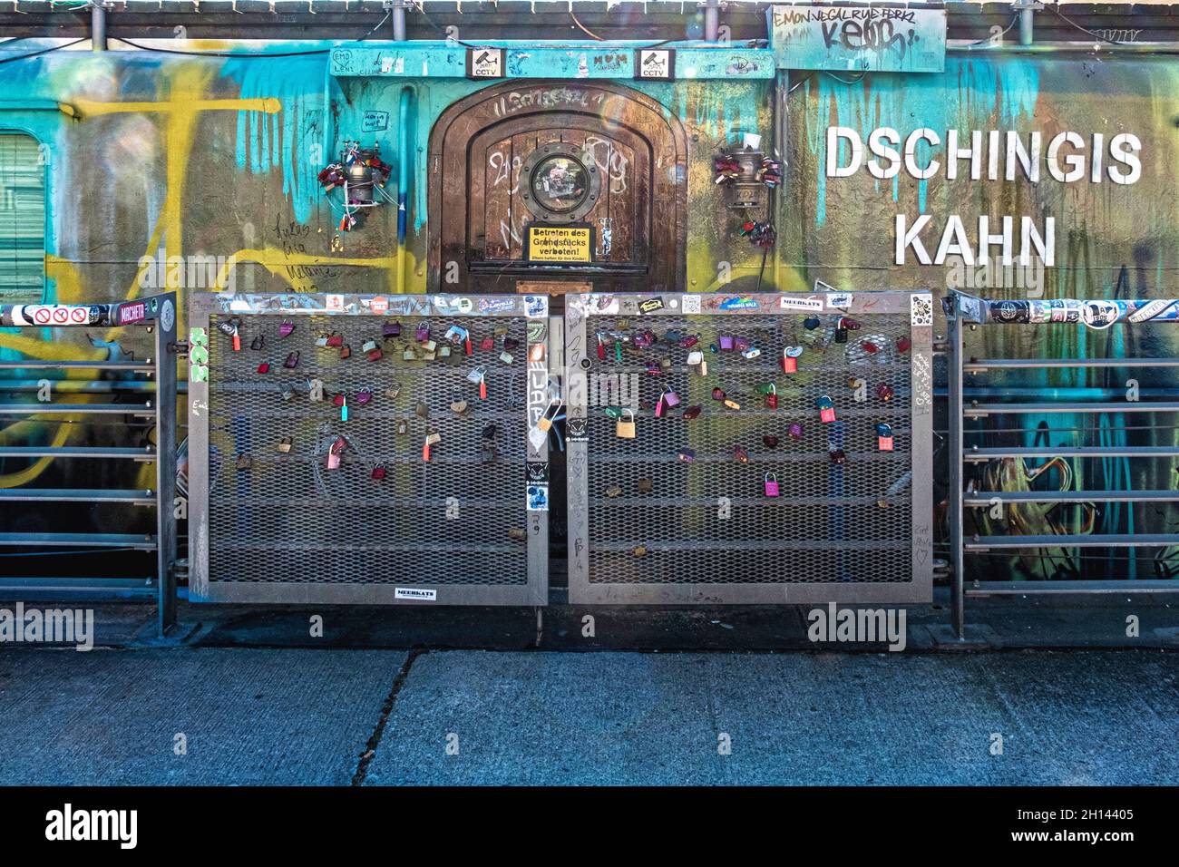 Berlin Tag und Nacht péniche est utilisé comme lieu de tournage pour les séries TV, amarrées sur la Spree à Friedrichshain, Berlin Banque D'Images