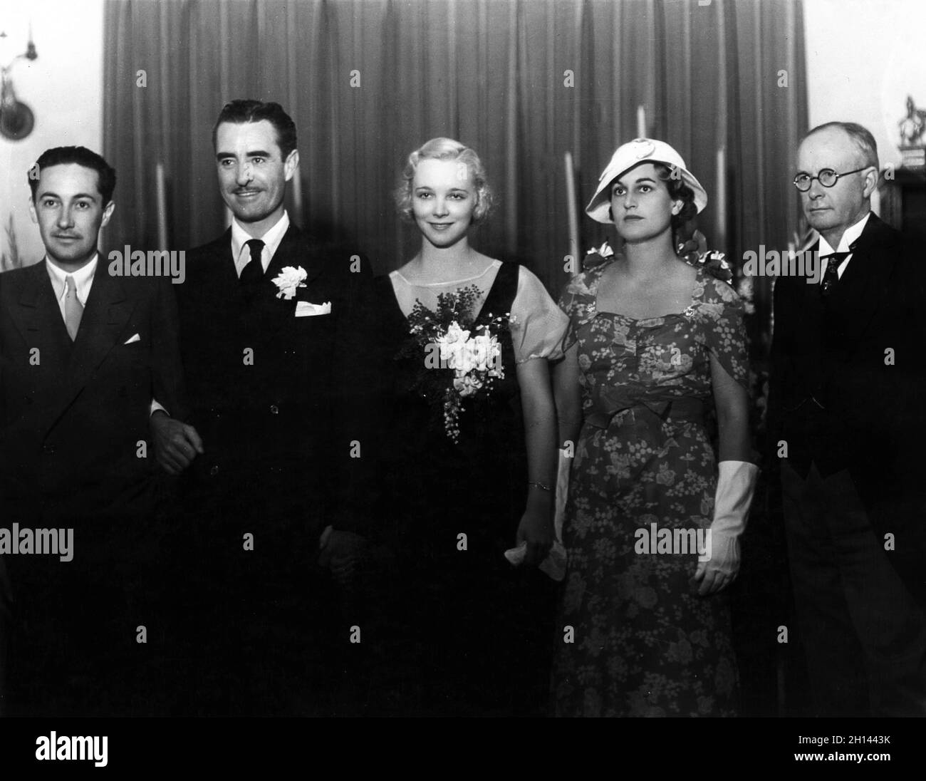 IRVING THALBERG Vice-président exécutif / Producteur à MGM avec JOHN GILBERT et VIRGINIA BRUCE lors de leur mariage à l'italienne Villa Bungalow de l'acteur sur le terrain de studio avec Mme DONALD OGDEN STEWART et le révérend JAMES HAMILTON LASH le 11 août 1932 publicité pour Metro Goldwyn Mayer Banque D'Images