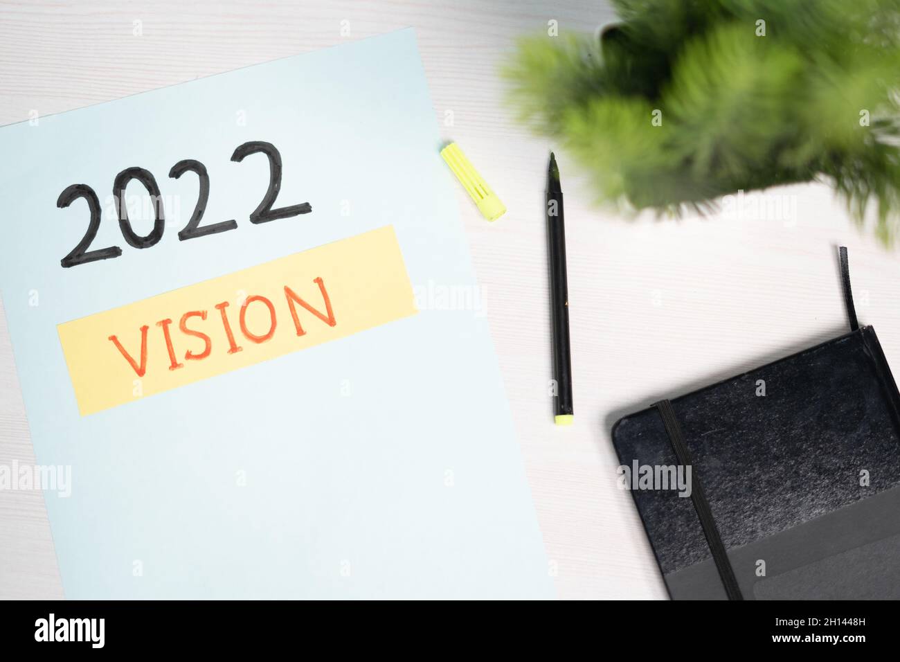 Vue de dessus de la vision écrite de 2022 sur papier - concept de nouvelle stratégie et établissement ou planification d'objectifs futurs. Banque D'Images