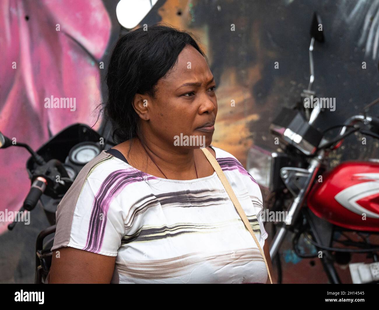 Medellin, Antioquia Colombie - janvier 6 2021: La femme noire latine attend son mari contre fond urbain Banque D'Images