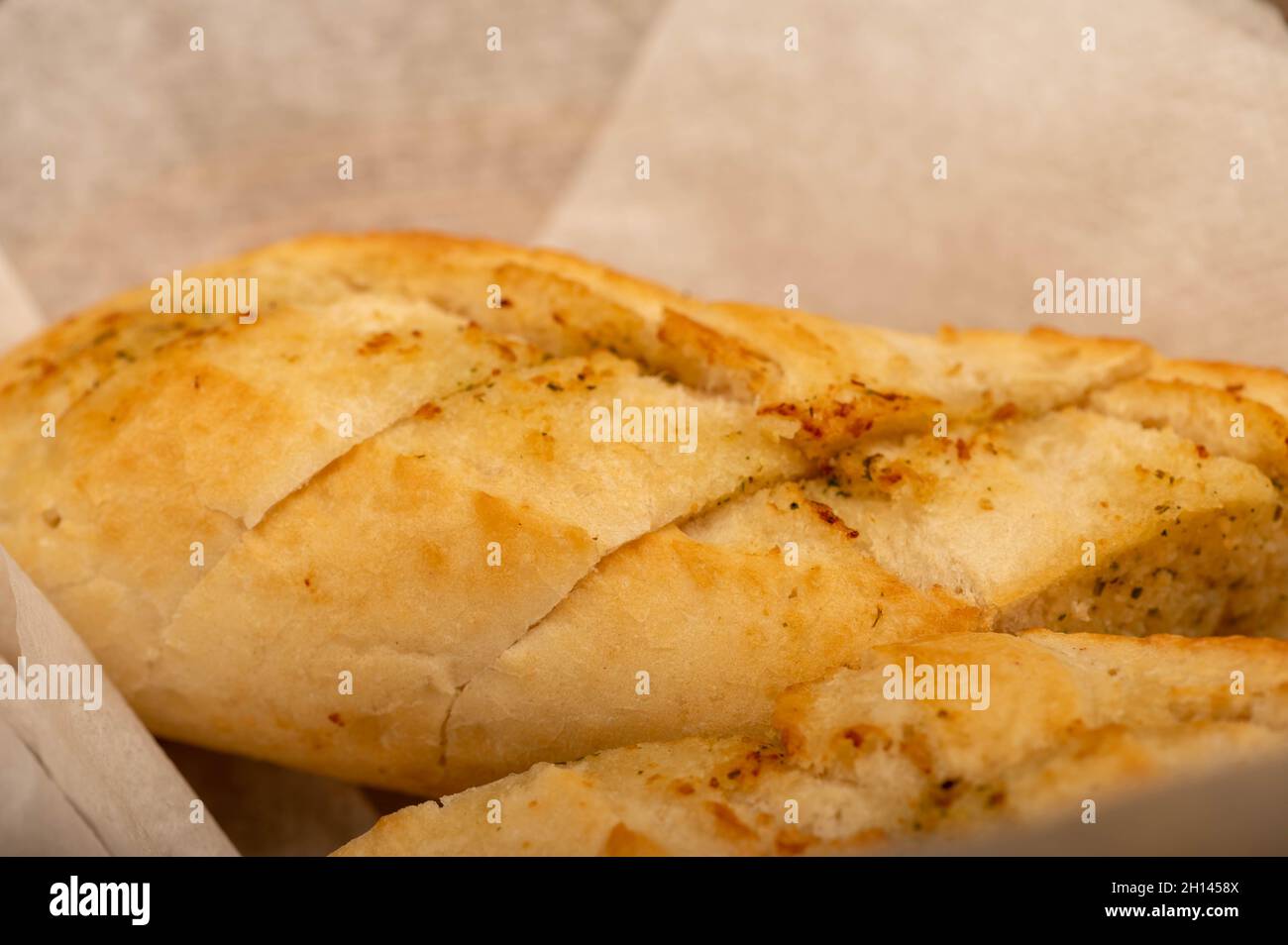 Baguette avec pâte d'ail coupée en morceaux, gros plan, mise au point sélective Banque D'Images