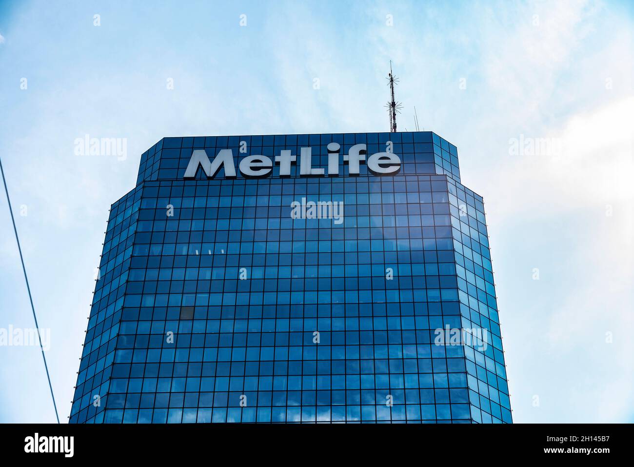 Varsovie, Pologne - 1er septembre 2018 : MetLife American Insurance Company, gratte-ciel bleu moderne dans le centre de Varsovie, Pologne Banque D'Images