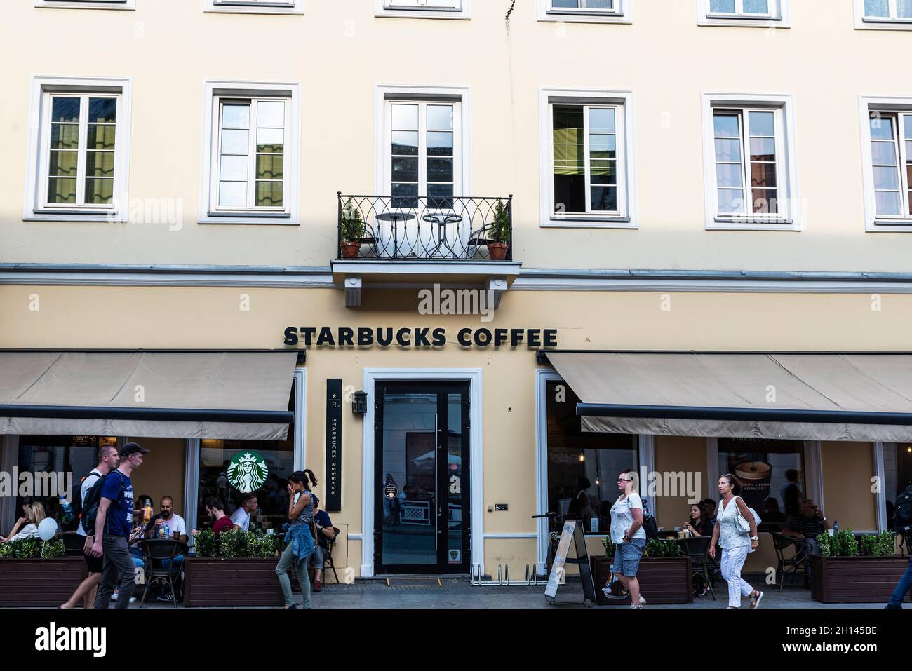 Varsovie, Pologne - 1er septembre 2018 : Nowy Swiat, rue commerçante avec un café Starbucks et des gens autour de la vieille ville de Varsovie, Pologne Banque D'Images