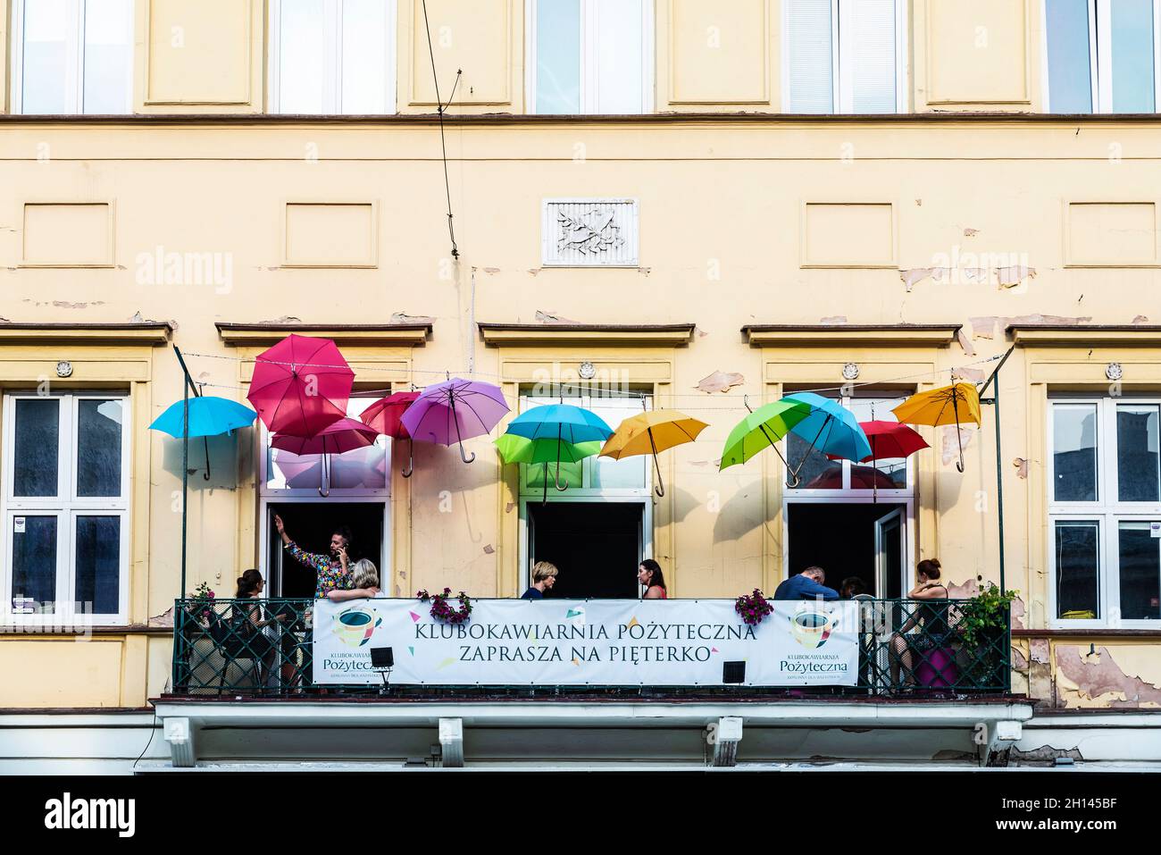 Varsovie, Pologne - 1er septembre 2018 : Nowy Swiat, rue commerçante avec un bar avec parasols multicolores et des gens autour de la vieille ville de Varsovie, po Banque D'Images