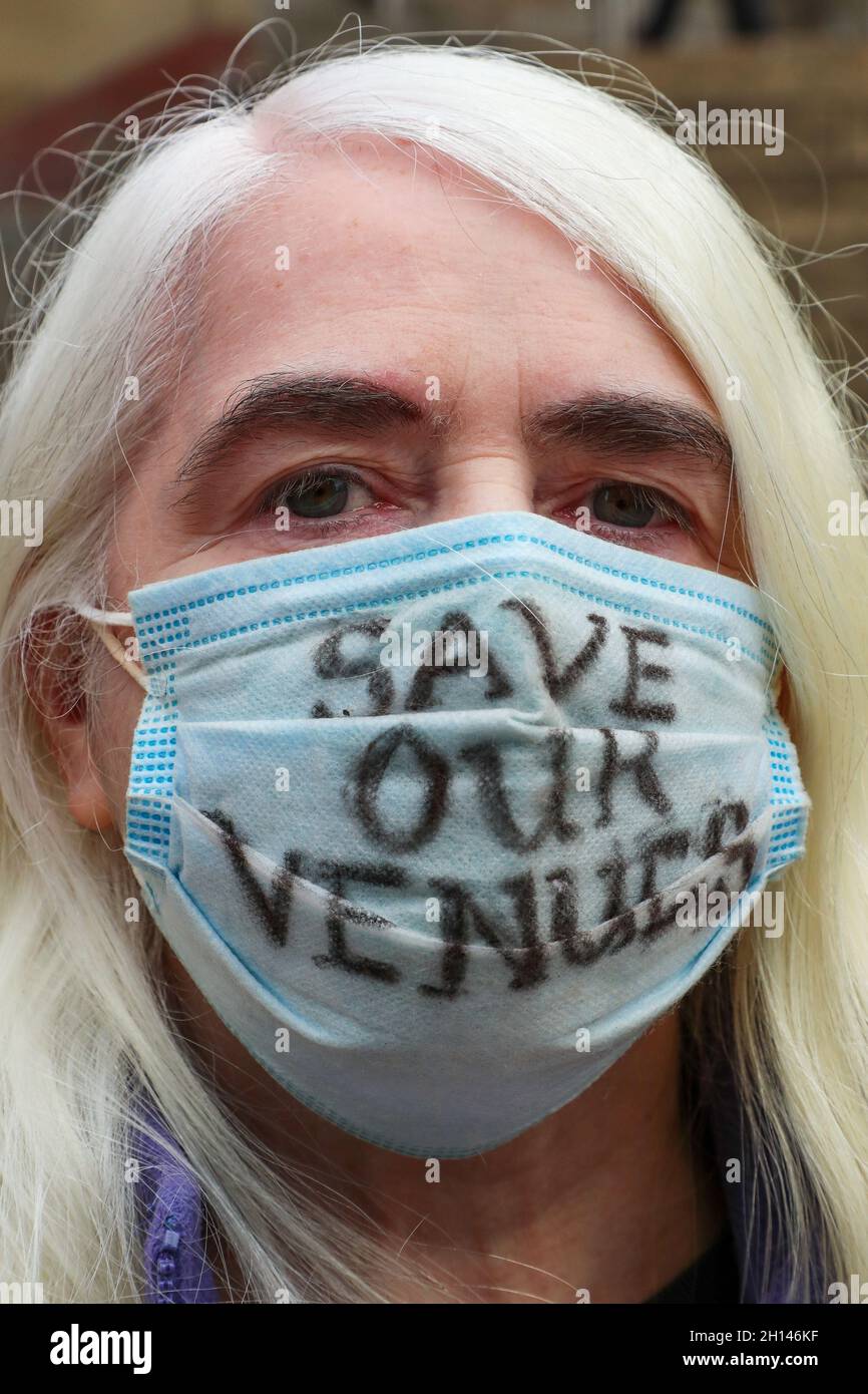 Glasgow, Royaume-Uni.16 octobre 2021.Les militants de GLASGOW CONTRE LES FERMETURES ont défilé dans le centre-ville de Glasgow en demandant que tous les sites de la ville, y compris les bibliothèques, les musées et les installations sportives, soient rouverts après leur fermeture en raison de la pandémie de Covid 19.Le mois dernier, GLASGOW A ORGANISÉ une manifestation en dehors du Parlement écossais demandant un financement adéquat pour les lieux.le conseil municipal de Glasgow a rouvert certaines des installations, mais prétend avoir perdu plus de 38 millions de livres de recettes en raison de la pandémie.Crédit : Findlay/Alay Live News Banque D'Images