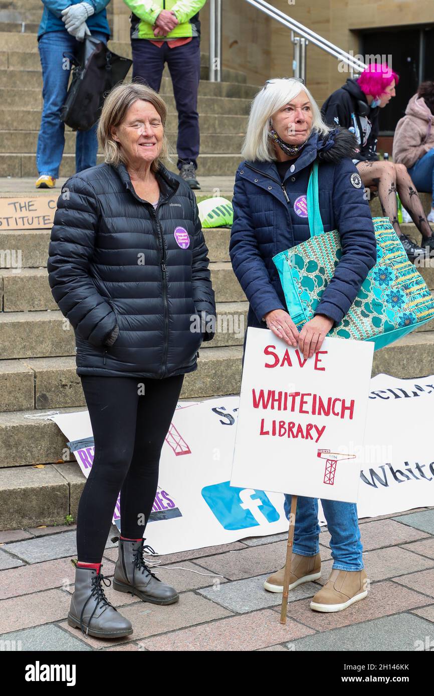 Glasgow, Royaume-Uni.16 octobre 2021.Les militants de GLASGOW CONTRE LES FERMETURES ont défilé dans le centre-ville de Glasgow en demandant que tous les sites de la ville, y compris les bibliothèques, les musées et les installations sportives, soient rouverts après leur fermeture en raison de la pandémie de Covid 19.Le mois dernier, GLASGOW A ORGANISÉ une manifestation en dehors du Parlement écossais demandant un financement adéquat pour les lieux.le conseil municipal de Glasgow a rouvert certaines des installations, mais prétend avoir perdu plus de 38 millions de livres de recettes en raison de la pandémie.Crédit : Findlay/Alay Live News Banque D'Images