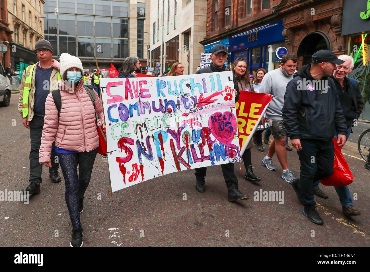 Glasgow, Royaume-Uni.16 octobre 2021.Les militants de GLASGOW CONTRE LES FERMETURES ont défilé dans le centre-ville de Glasgow en demandant que tous les sites de la ville, y compris les bibliothèques, les musées et les installations sportives, soient rouverts après leur fermeture en raison de la pandémie de Covid 19.Le mois dernier, GLASGOW A ORGANISÉ une manifestation en dehors du Parlement écossais demandant un financement adéquat pour les lieux.le conseil municipal de Glasgow a rouvert certaines des installations, mais prétend avoir perdu plus de 38 millions de livres de recettes en raison de la pandémie.Crédit : Findlay/Alay Live News Banque D'Images