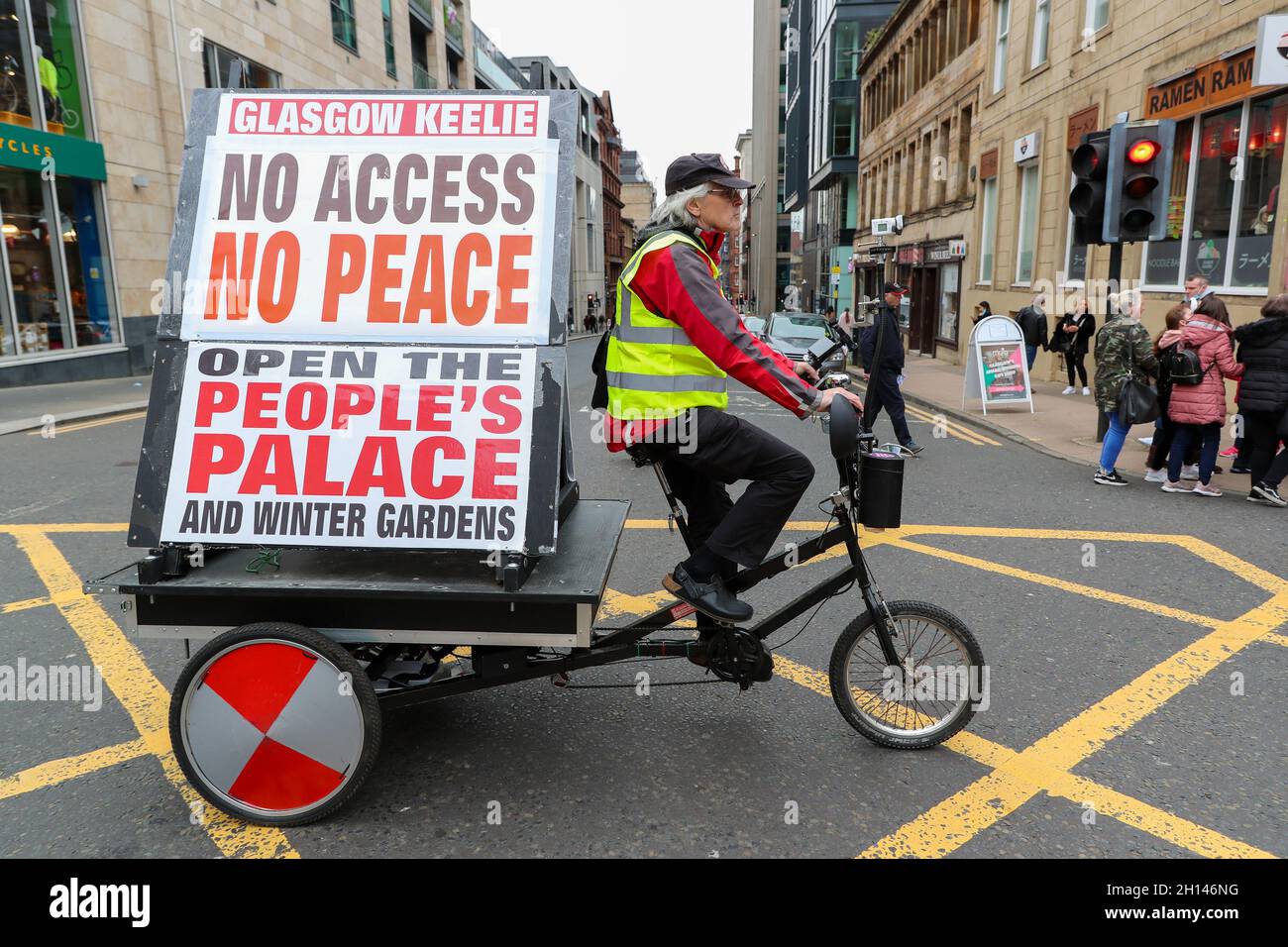 Glasgow, Royaume-Uni.16 octobre 2021.Les militants de GLASGOW CONTRE LES FERMETURES ont défilé dans le centre-ville de Glasgow en demandant que tous les sites de la ville, y compris les bibliothèques, les musées et les installations sportives, soient rouverts après leur fermeture en raison de la pandémie de Covid 19.Le mois dernier, GLASGOW A ORGANISÉ une manifestation en dehors du Parlement écossais demandant un financement adéquat pour les lieux.le conseil municipal de Glasgow a rouvert certaines des installations, mais prétend avoir perdu plus de 38 millions de livres de recettes en raison de la pandémie.Crédit : Findlay/Alay Live News Banque D'Images