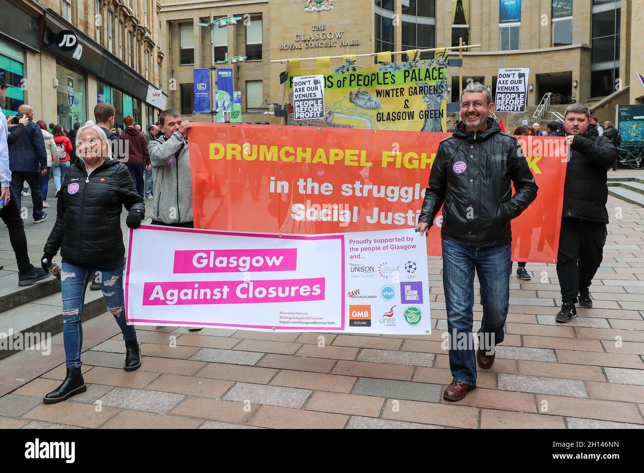 Glasgow, Royaume-Uni.16 octobre 2021.Les militants de GLASGOW CONTRE LES FERMETURES ont défilé dans le centre-ville de Glasgow en demandant que tous les sites de la ville, y compris les bibliothèques, les musées et les installations sportives, soient rouverts après leur fermeture en raison de la pandémie de Covid 19.Le mois dernier, GLASGOW A ORGANISÉ une manifestation en dehors du Parlement écossais demandant un financement adéquat pour les lieux.le conseil municipal de Glasgow a rouvert certaines des installations, mais prétend avoir perdu plus de 38 millions de livres de recettes en raison de la pandémie.Crédit : Findlay/Alay Live News Banque D'Images