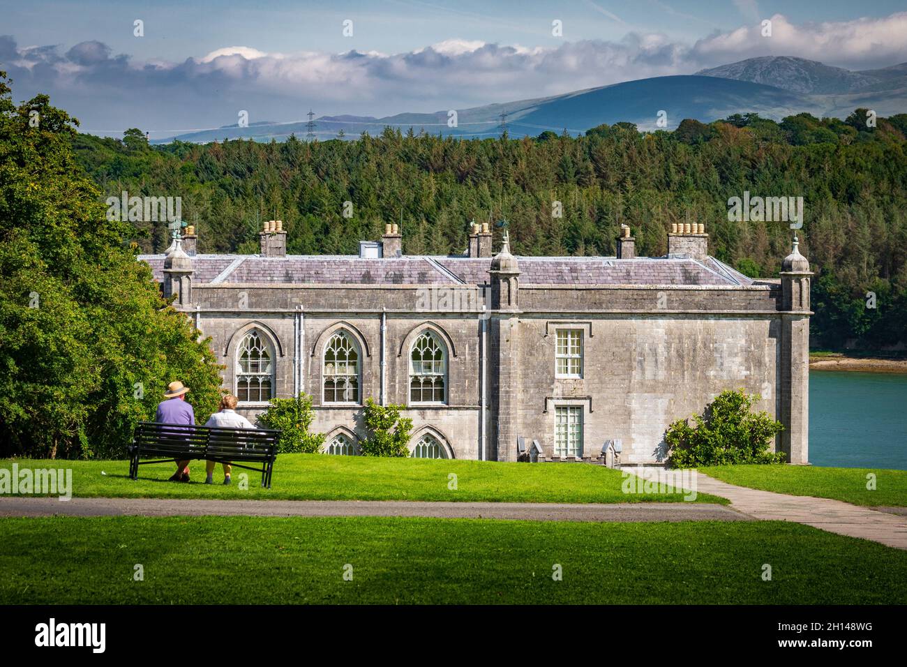 Un couple admirant Plas Newydd, une demeure ancestrale à Anglesey, pays de Galles. Banque D'Images